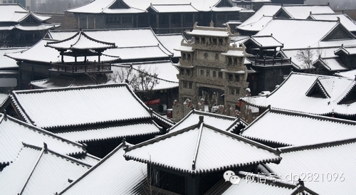 马年立春后首场降雪 水浒影视城银装素裹